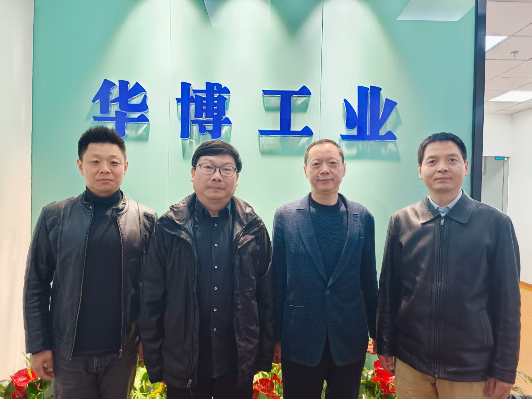 门口合照.jpg